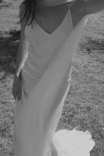 Load image into Gallery viewer, TULLE BRIDAL NECK SCARF