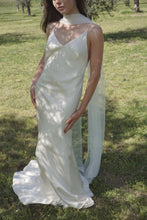 Load image into Gallery viewer, IVORY TULLE BRIDAL NECK PIECE